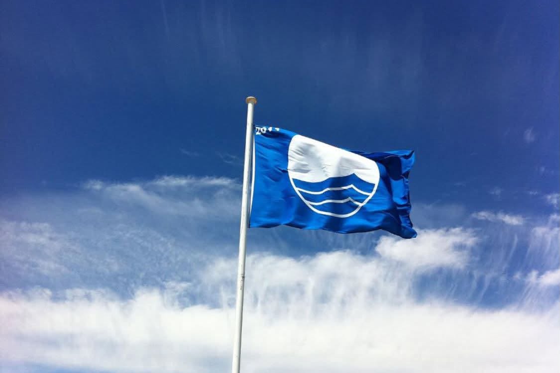 Bandiera Blu che sventola sul litorale